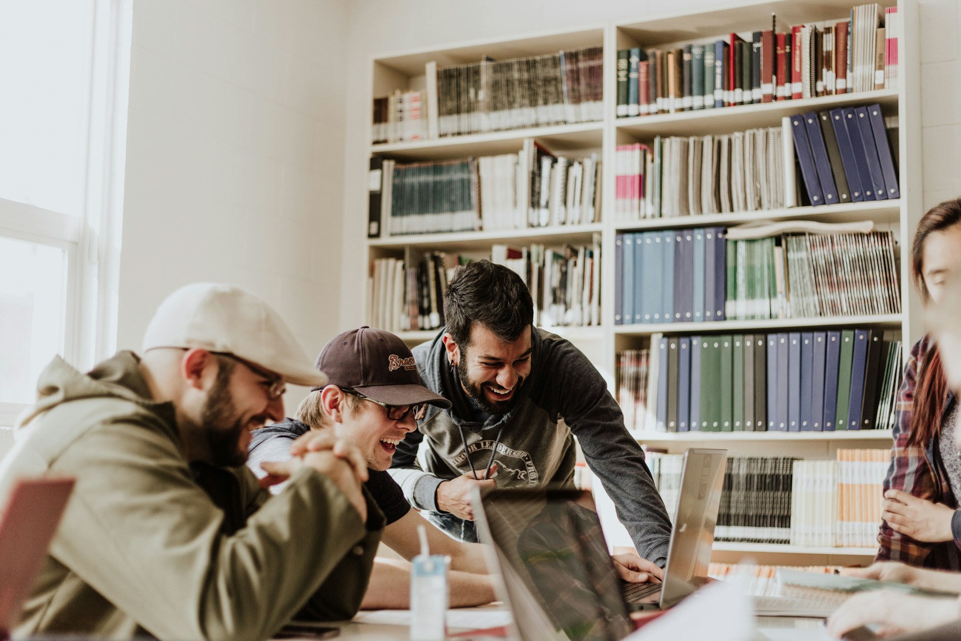 Reconversion au métier de rédacteur technique Réunion de travail, 3 hommes exercent le métier de rédacteur technique