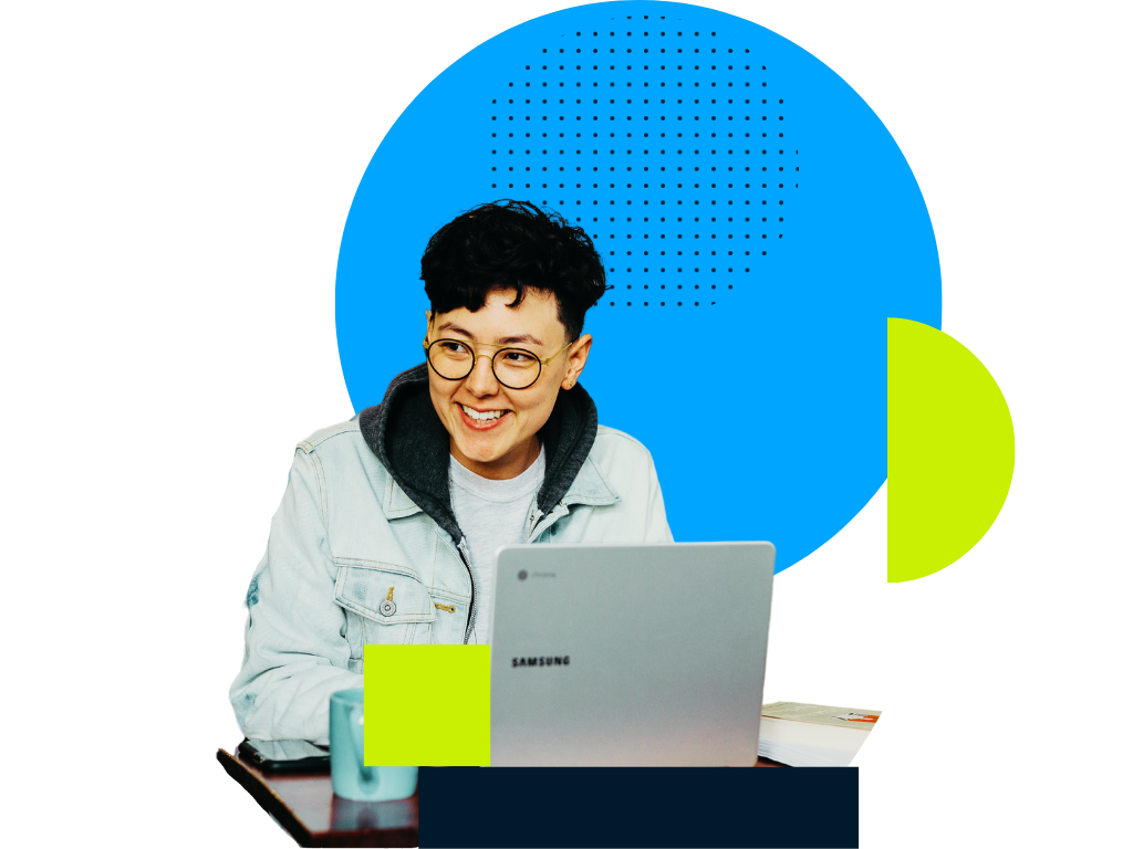 Formation à la rédaction technique Une femme, rédactrice technique, travaillant en home office