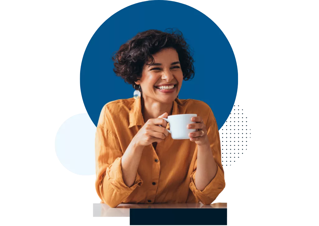 Une femme, rédactrice technique, travaillant en home office