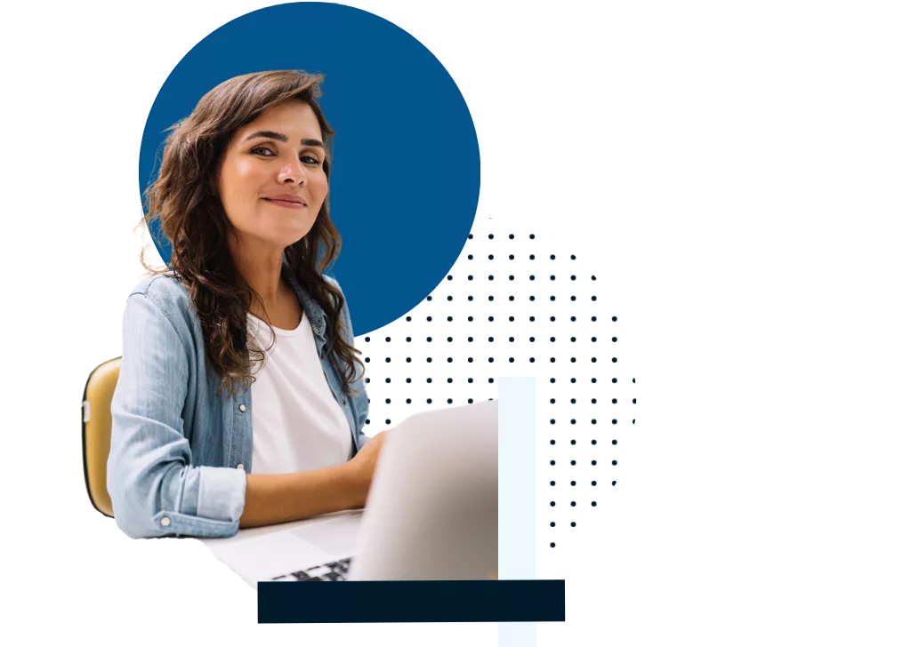 Une femme, rédactrice technique, travaillant en home office