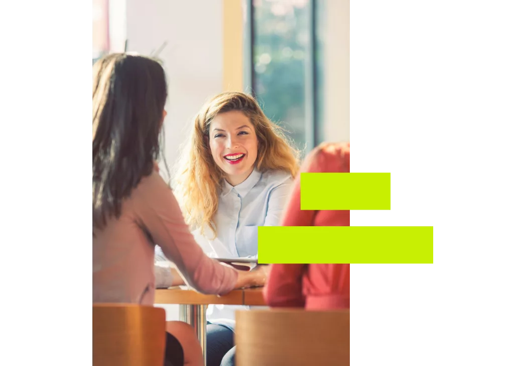 3 femmes, motivées et souriantes, soudées durant leur formation