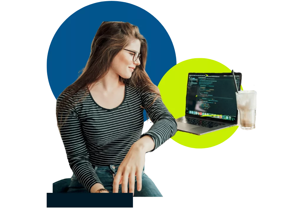 Une femme, rédactrice technique, travaillant en home office